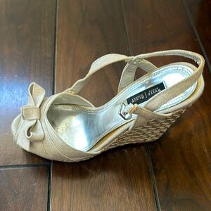 Gorgeous White House Black Market. Super comfortable. Great condition.